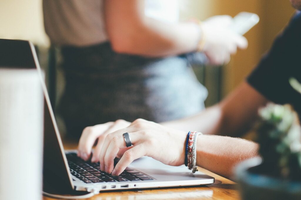 大学生がバスト形成術後にPC作業をいつから再開できるかの目安は？
