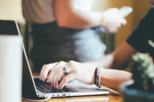 大学生がバスト形成術後にPC作業をいつから再開できるかの目安は？