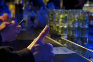 社会人3年目のあなたが知りたい、バスト形成術前にまつエクはOKか？